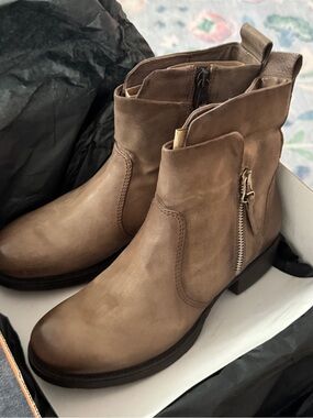 Miz Mooz Women's Nimble Leather Ankle Boots NIB 7.5